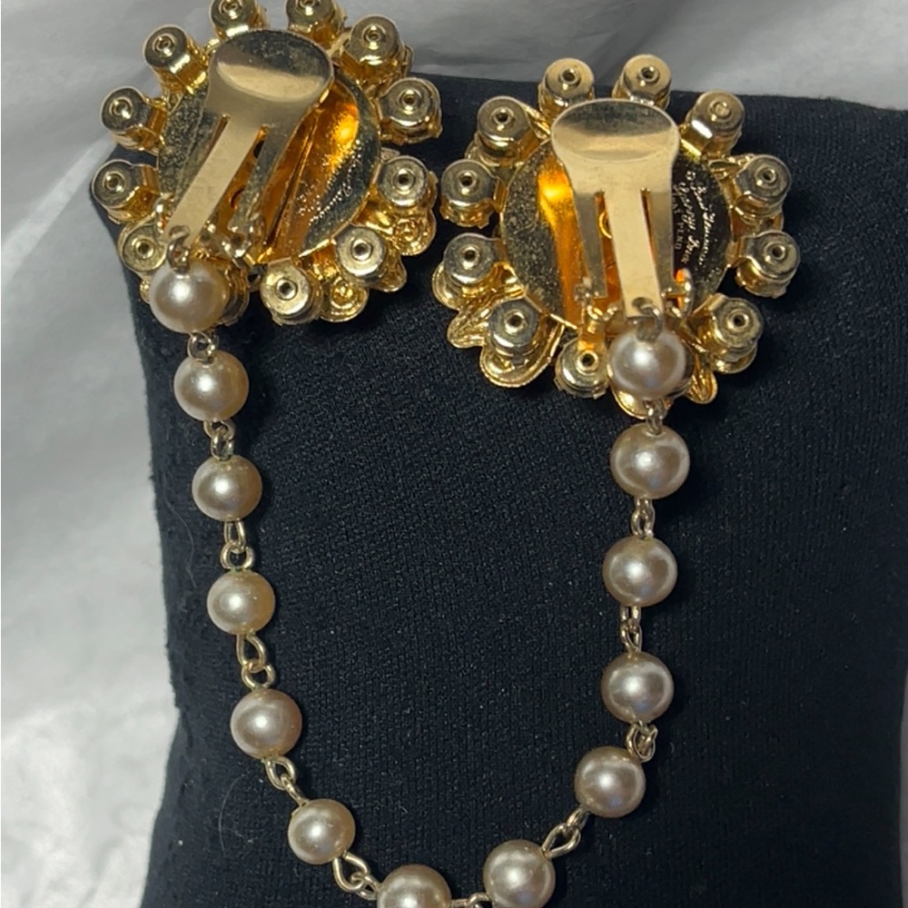 Elegant Gold Color Floral Pearl Chain Brooch
 Clip for sweater, shawl or cape - Picture 8 of 9